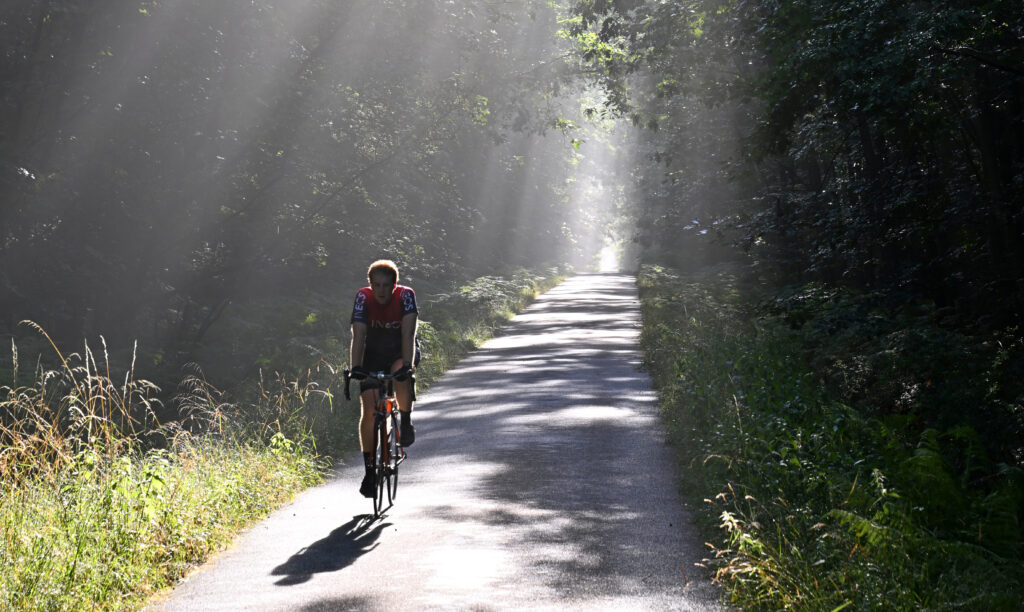 Chemin de forêt avec un cycliste en Alsace Photo réalisée par Thomas Goisque pour Lithium de France