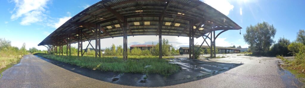 Vue d'un bâtiment abandonné sur la friche industrielle de la scierie Maechler à Soufflenheim