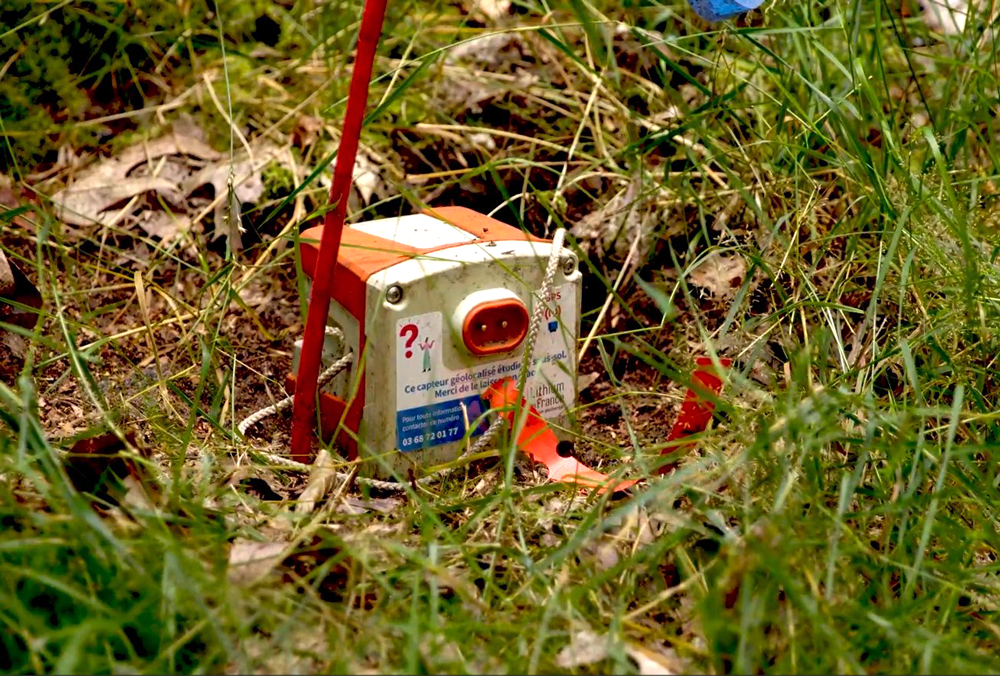Photo d'un géophone posé dans l'herbe